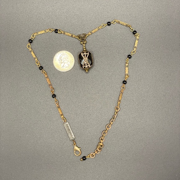 Elegant Black and Gold Pendant Necklace - Picture 4 of 11